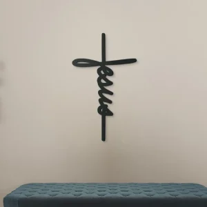 Wandkreuz mit der Aufschrift Jesus Neu