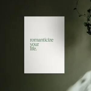 Markenprodukt Minimalistisches Motivationsbild - Romanticize Your Life