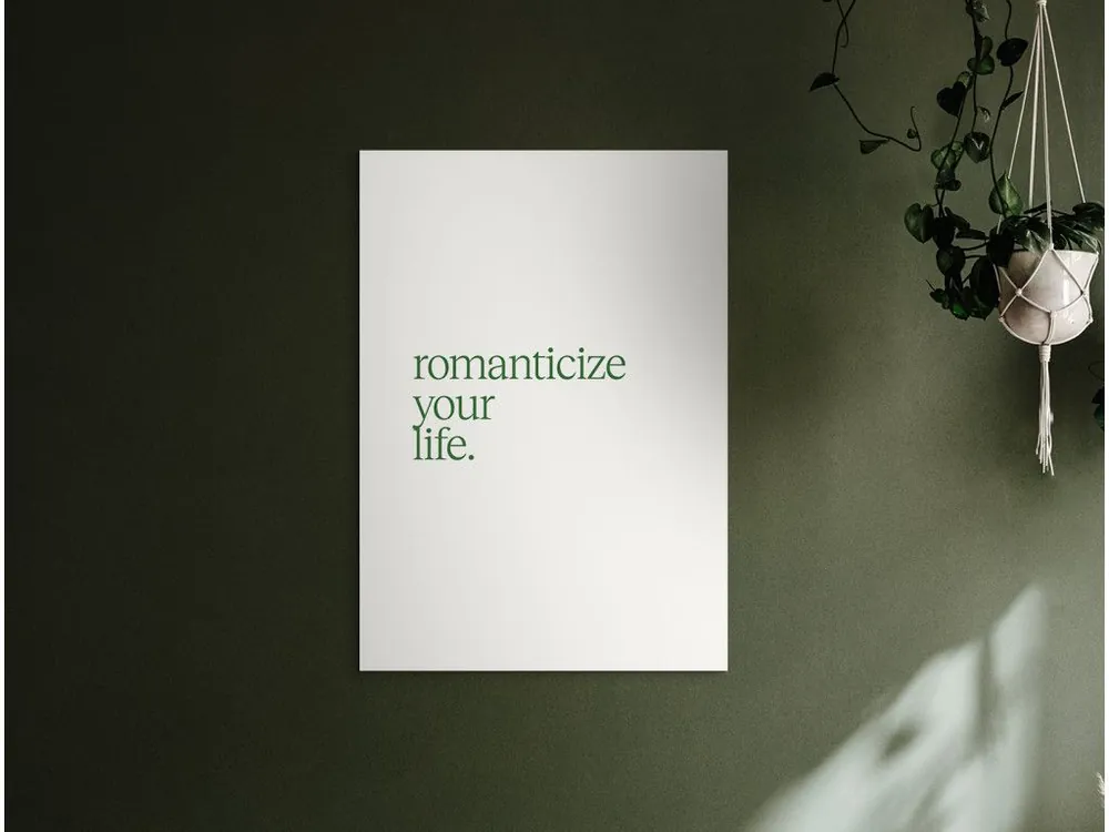 Markenprodukt Minimalistisches Motivationsbild - Romanticize Your Life