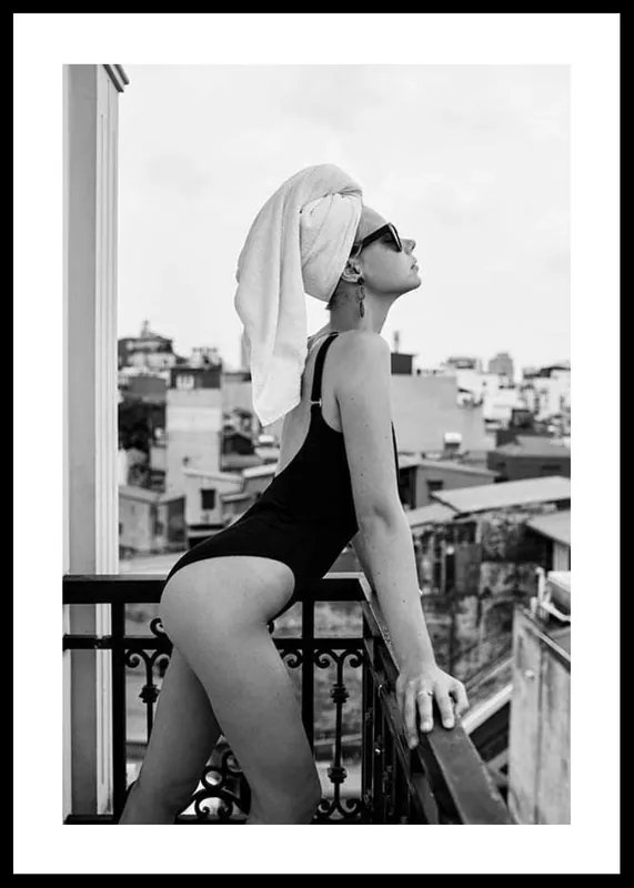 On The Balcony Poster Top-Preis