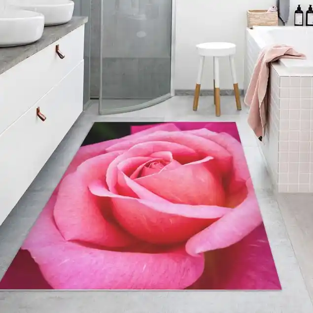 Must-Have Pinke Rosenblüte vor Grün