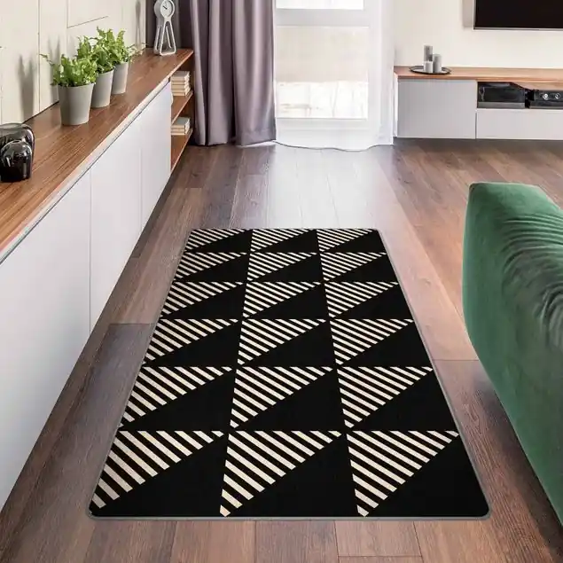 Schwarze Dreiecke und Streifen auf Beige Neu Im Sortiment