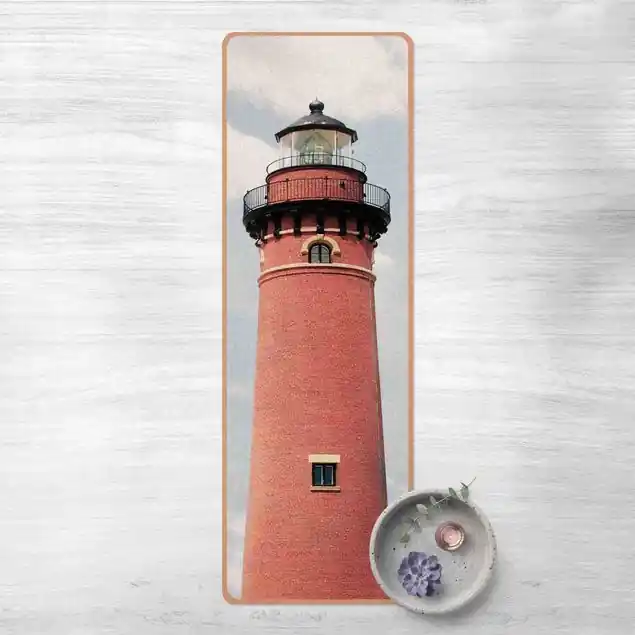 Zertifiziert Roter Leuchtturm vor Himmelblau
