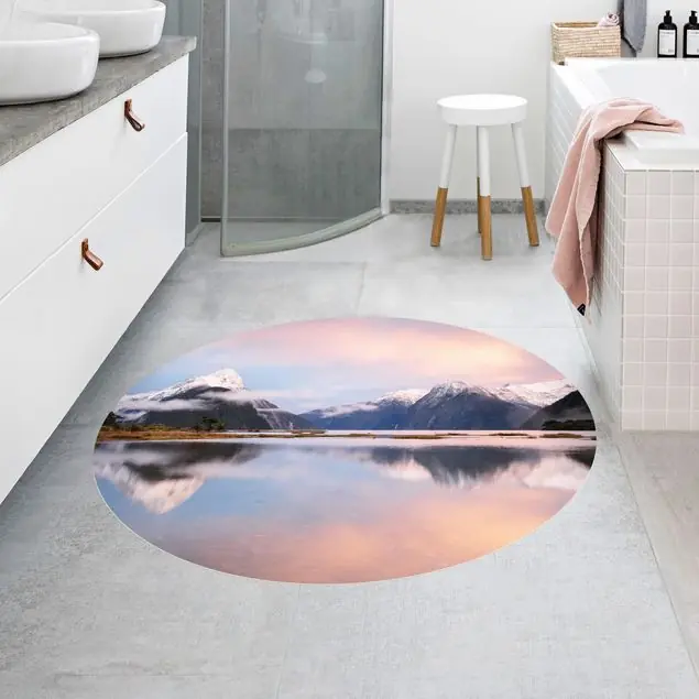 Neue Ware Berge am Wasser