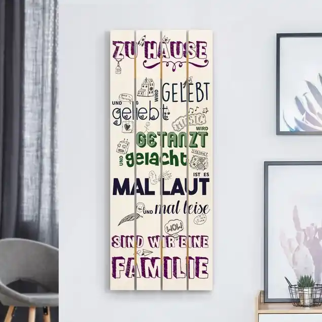 Zu Hause wird gelebt - bunt Holzbild Plankenoptik - Hochformat Geprüft