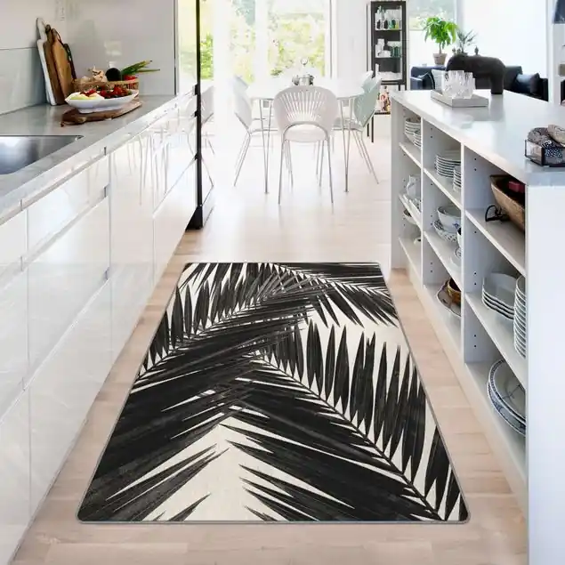 Markenprodukt Blick durch Palmenblätter schwarz weiß Teppich