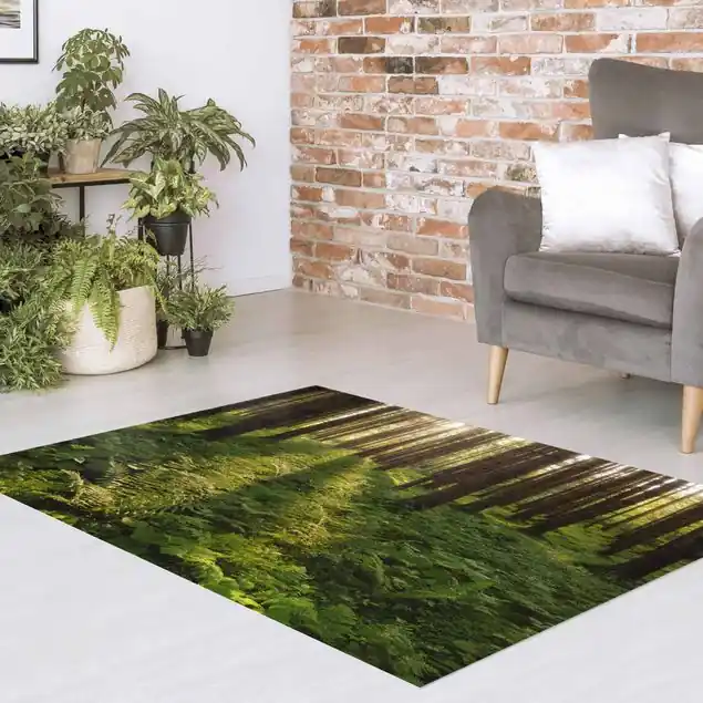 Bestpreis Sonnenstrahlen in grünem Wald Vinylteppich