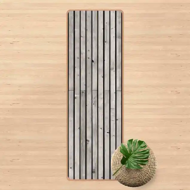 Holzwand mit schmalen Leisten schwarz weiß Yogamatte Kork Solange Der Vorrat Reicht