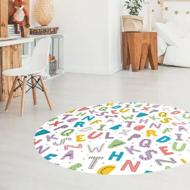 Aktuell Alphabet mit Herzen und Punkten in Kunterbunt                               Runder Vinyl-Teppich