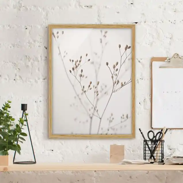 Zarte Knospen am Wildblumenzweig                               Bild mit Rahmen in Manufakturqualität • Eiche naturbelassen  • inkl. Rahmung von Hand • Made in Germany Jetzt Bestellen