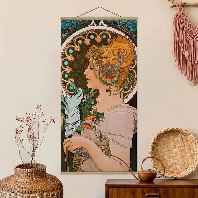 Alfons Mucha - Die Feder                               Feines Stoffbild • inkl. filigraner Holzleisten & gewachster Baumwollkordel • edle Fine-Art-Optik mit Vintage-Charakter • gefertigt in Deutschland Wochenendangebot