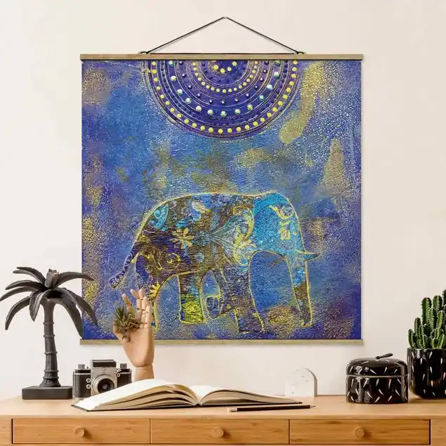 Aktuell Elephant in Marrakech                               Feines Stoffbild • inkl. filigraner Holzleisten & gewachster Baumwollkordel • edle Fine-Art-Optik mit Vintage-Charakter • gefertigt in Deutschland