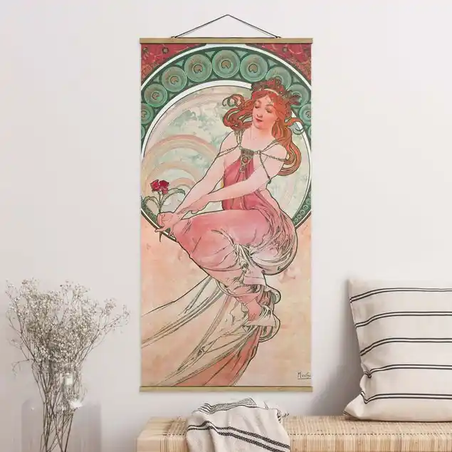 Alfons Mucha - Vier Künste - Die Malerei                               Feines Stoffbild • inkl. filigraner Holzleisten & gewachster Baumwollkordel • edle Fine-Art-Optik mit Vintage-Charakter • gefertigt in Deutschland Beliebt