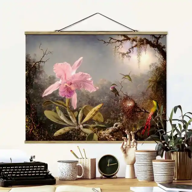 Zertifiziert Martin Johnson Heade - Orchidee und drei Kolibris                               Feines Stoffbild • inkl. filigraner Holzleisten & gewachster Baumwollkordel • edle Fine-Art-Optik mit Vintage-Charakter • gefertigt in Deutschland