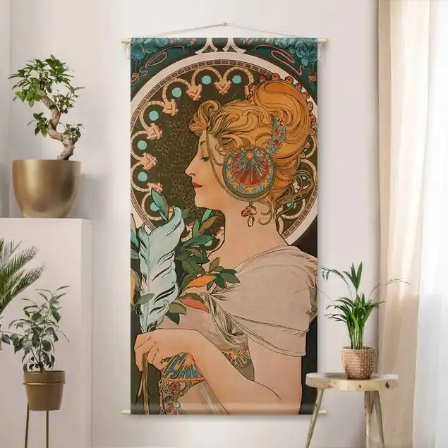 Must-Have Alfons Mucha - Die Feder Wandteppich • Handarbeit aus Deutschland • inkl. Rundhölzer & Baumwollseil • lösemittelfrei • natürliche Raumwirkung