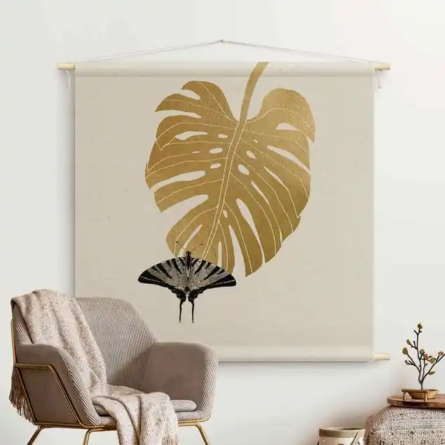Zertifiziert Goldene Monstera mit Schmetterling Wandteppich • Handarbeit aus Deutschland • inkl. Rundhölzer & Baumwollseil • lösemittelfrei • natürliche Raumwirkung