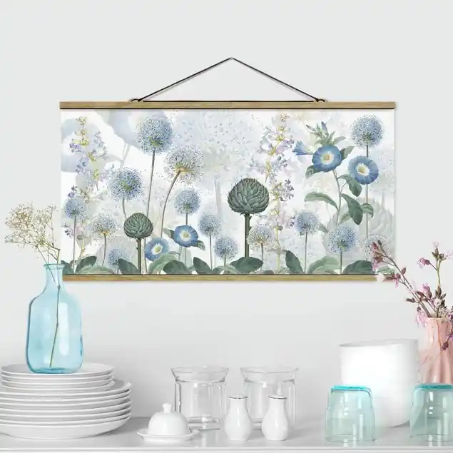 Zertifiziert Blaue Alliumdolden im Wind Feines Stoffbild • inkl. filigraner Holzleisten & gewachster Baumwollkordel • edle Fine-Art-Optik mit Vintage-Charakter • gefertigt in Deutschland