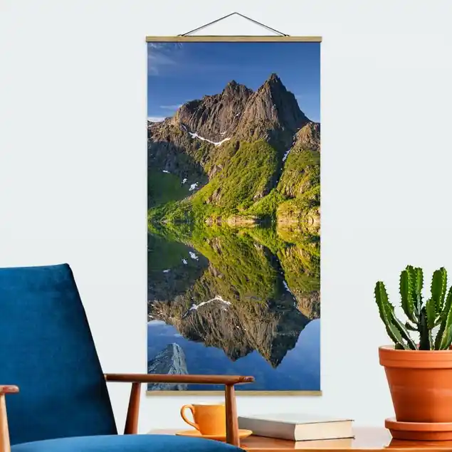Rabatt Berglandschaft mit Wasserspiegelung in Norwegen Stoffbild - Hochformat