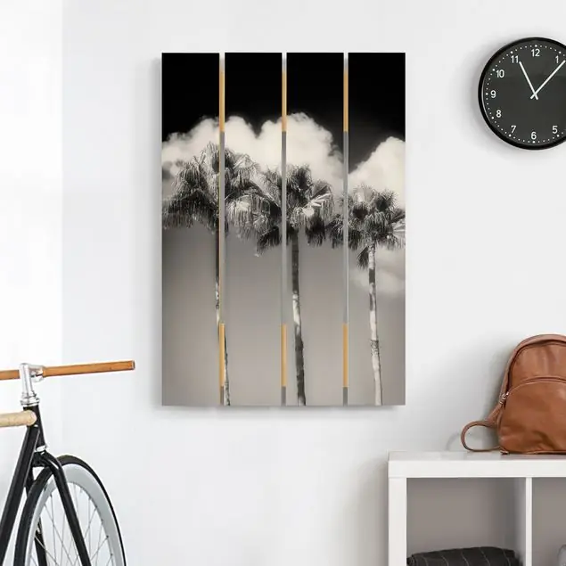 Zertifiziert Palmen vor Himmel Schwarz-Weiß                               Holzbild Plankenoptik - Hochformat