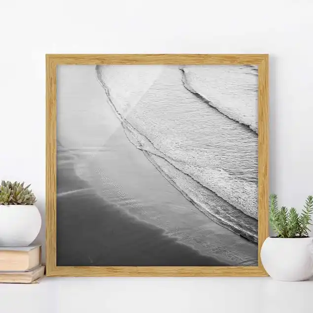 Zertifiziert Leichter Wellengang am Strand Schwarz Weiß                               Bild mit Rahmen